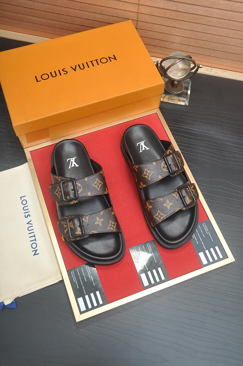 Men's shoes 💰400💶 [Louis Vuitton LV slippers] (high-end cowhide) counter 1:1 fashion style, a must-have for summer! The designer used LV’s iconic outsole. The original simple slippers instantly become fashionable! The upper is made of flexible special cowhide leather straps alternately, and the workmanship is exquisite! A must-have for stylish men in summer, size 38-45 (45 customized)
